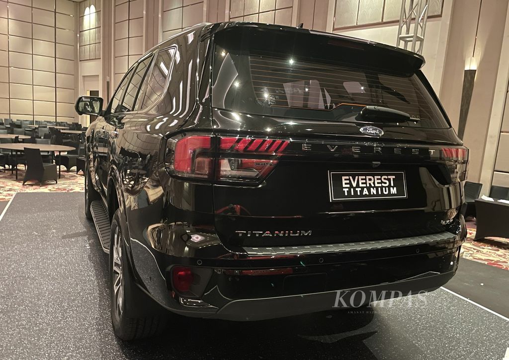 Tampak belakang model SUV Ford Everest varian Titanium ketika diluncurkan di Jakarta, Kamis (8/6/2023). Dengan harga jual Rp 871 juta, varian ini akan bersaing, antara lain, dengan Hyundai Palisade, Mitsubishi Pajero Sport, dan Toyota Fortuner.
