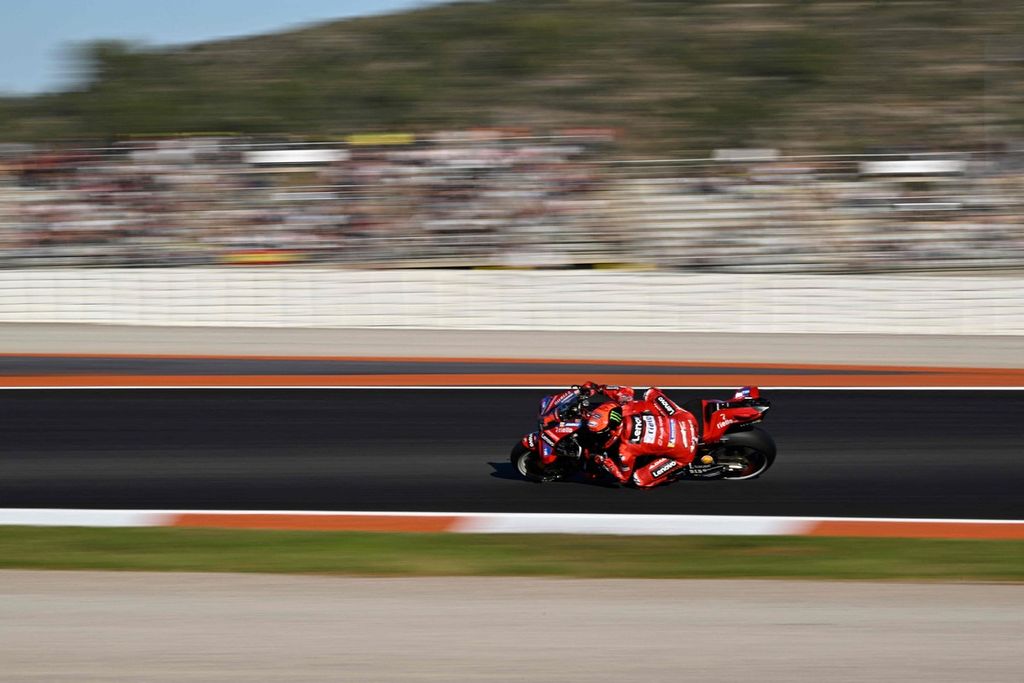 Pebalap Ducati Lenovo, Francesco Bagnaia, memacu motor saat sesi latihan bebas kedua MotoGP seri Valencia di Sirkuit Ricardo Tormo, Cheste, Spanyol, Jumat (24/11/2023).