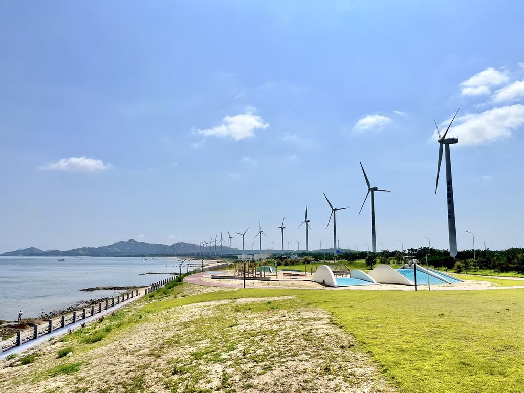  Ladang kincir angin raksasa seperti di pinggir pantai Weihai ini banyak dipasang di Provinsi Shandong, Sabtu (13/8/2022), sebagai bagian dari upaya pemerintah China mewujudkan sumber energi terbarukan.