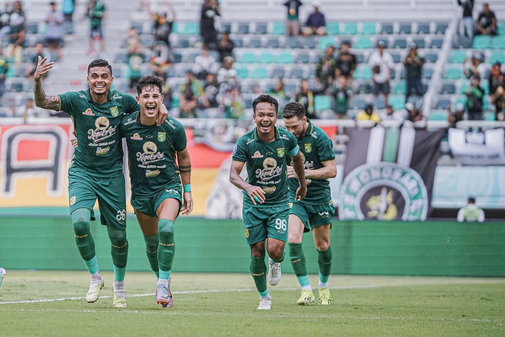 Sayap serang Persebaya Surabaya, Bruno Moreira (kedua dari kiri), merayakan gol dari tendangan penalti ke gawang PSS Sleman di Stadion Gelora Bung Tomo, Jawa Timur, Minggu (3/3/2024). Di pekan ke-27 Liga 1 itu, Persebaya menang 2-1 (2-0) atas PSS.