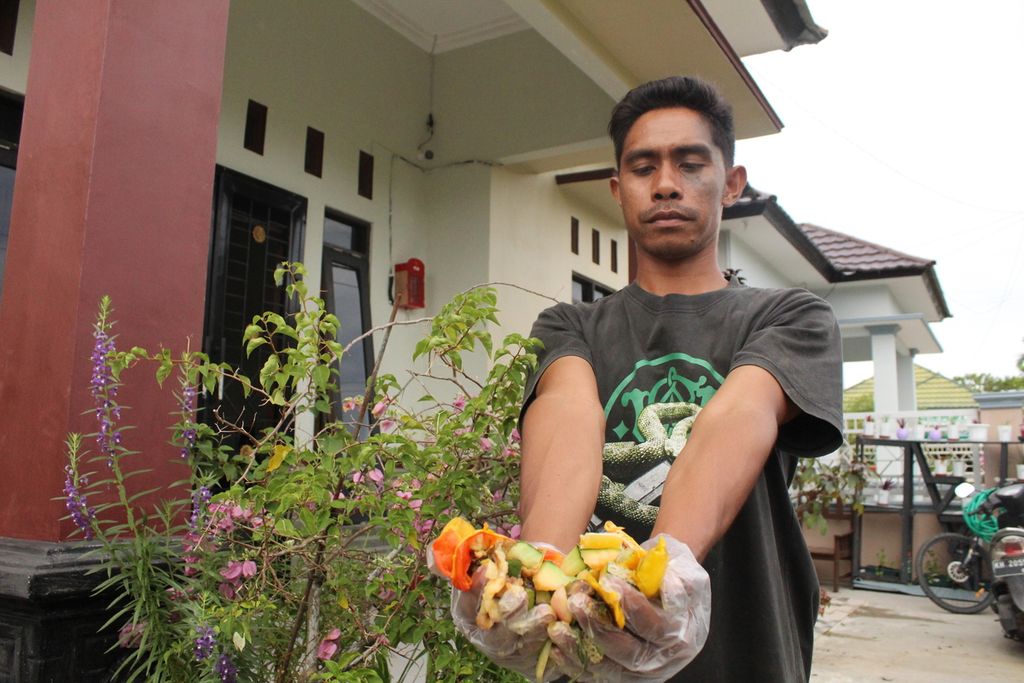 Randi menunjukkan sampah makanan dari rumahnya yang ia olah menjadi cairan eco enzim, di Palangkaraya, Kalimantan Tengah, Jumat (20/5/2022).