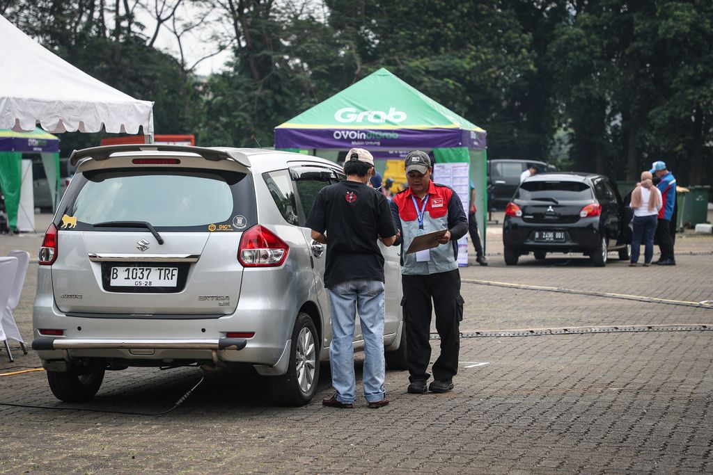 Suasana uji emisi kendaraan secara gratis di Taman Margasatwa Ragunan, Jakarta, Senin (5/6/2023). 
