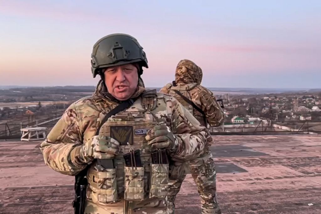 Komandan tentara bayaran Wagner, Yevgeny Prigozhin, dalam foto hasil tangkapan video yang disebarkan oleh Prigozhin Press Service pada 3 Maret 2023, berada di lokasi yang tidak disebutkan. 