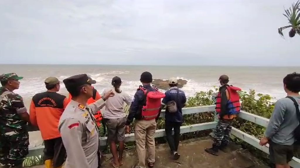 Proses pencarian lima orang yang terseret ombak di Pantai Jembatan Panjang, Kecamatan Bantur, Kabupaten Malang, Jawa Timur, Sabtu (8/7/2023).