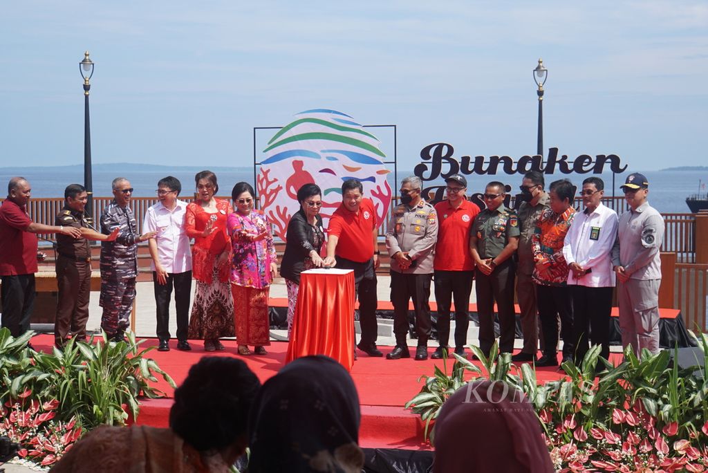 Jajaran anggota forum komunikasi pimpinan daerah Sulawesi Utara membuka secara resmi Festival Pesona Bunaken, Rabu (2/11/2022), di Pantai Malalayang, Manado, Sulawesi Utara.