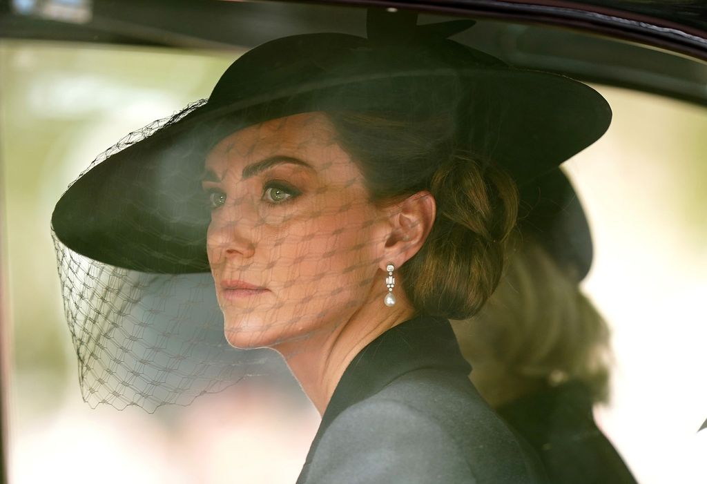Catherine, Princess of Wales dan istri Putra Mahkota Kerajaan Inggris Pangeran William, berada di mobil arak-arakan jenazah Ratu Elizabeth II menuju Biara Westminster, London, 19 September 2022.