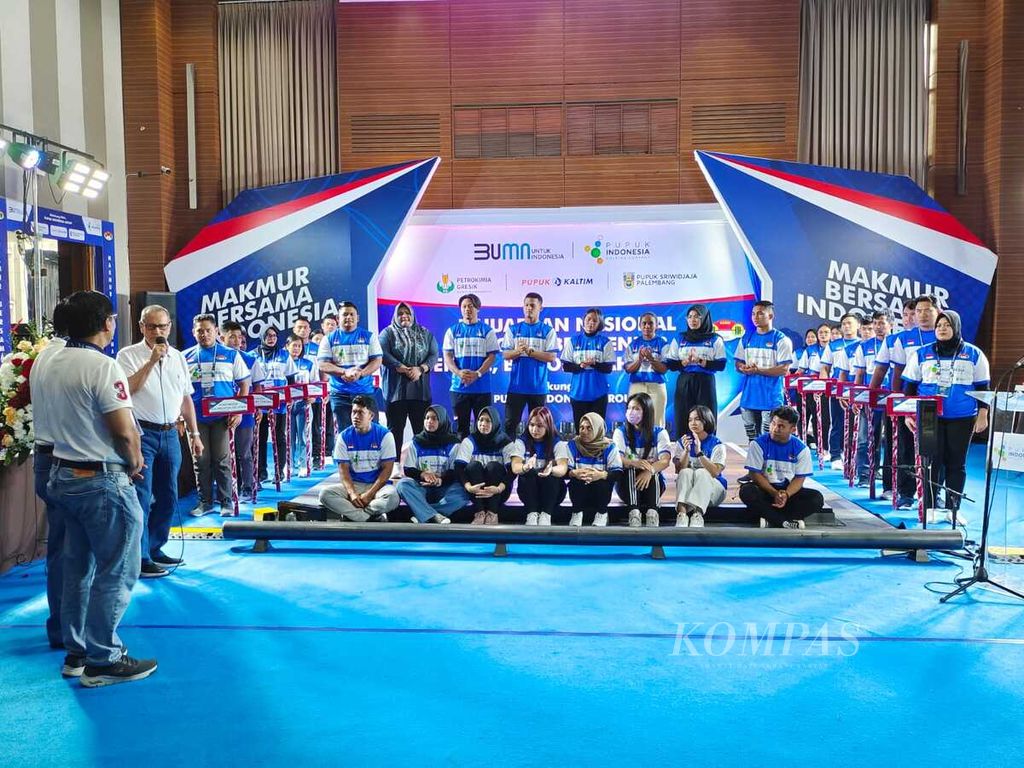 Perkenalan lifter pelatnas dan peserta Kejuaraan Nasional Angkat Besi Senior 2022 di Hotel Lorin, Sentul, Bogor, Jawa Barat, Selasa (25/10/2022). 