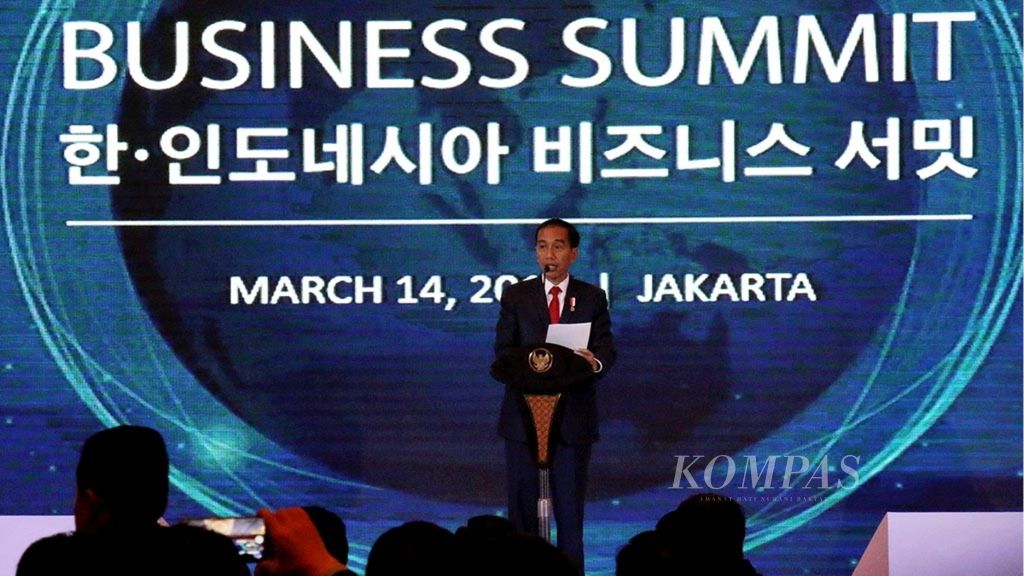 Presiden Joko Widodo, dalam pembukaan Indonesia-Korea Business Summit di Jakarta, Selasa (14/3), mengundang para investor asal Korea Selatan untuk berinvestasi di industri kreatif dan pariwisata di Indonesia. Di kedua bidang jasa tersebut, menurut Presiden, Indonesia memiliki potensi dan pengalaman banyak. Kompas/Nina Susilo (INA) 14-03-2017