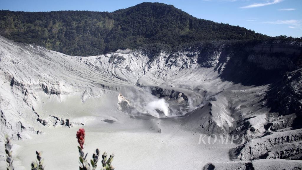 Kondisi kawah Gunung Tangkubanparahu di perbatasan antara Kabupaten Bandung Barat dan Kabupaten Subang, Minggu (28/7/2019). Sebelumnya, Jumat (26/7), erupsi terjadi di Kawah Ratu dan menyebabkan kolom abu setinggi 200 meter. 