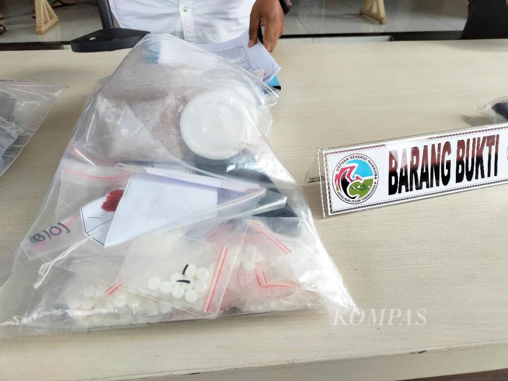 Sejumlah barang bukti yang disita Polres Temanggung dari dua tersangka pengguna dan pengedar pil Yarindo, Senin (30/5/2022).