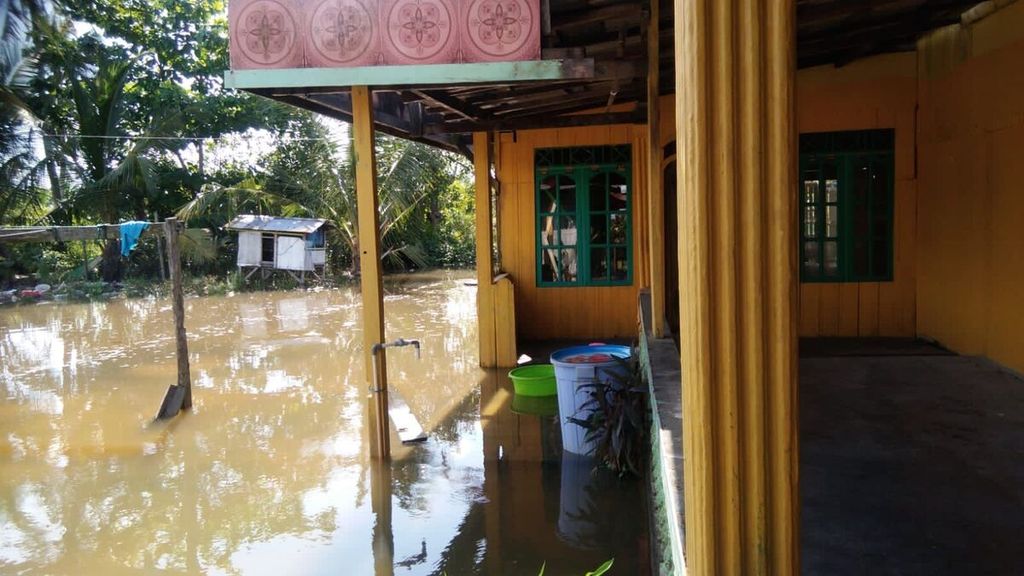 Banjir rob di Kabupaten Sukamara, Kalimantan Tengah, juga merendam beberapa ruas jalan dan permukiman warga, Selasa (24/5/2022). Total empat kabupaten terdampak banjir karena luapan sungai dan air laut pasang.