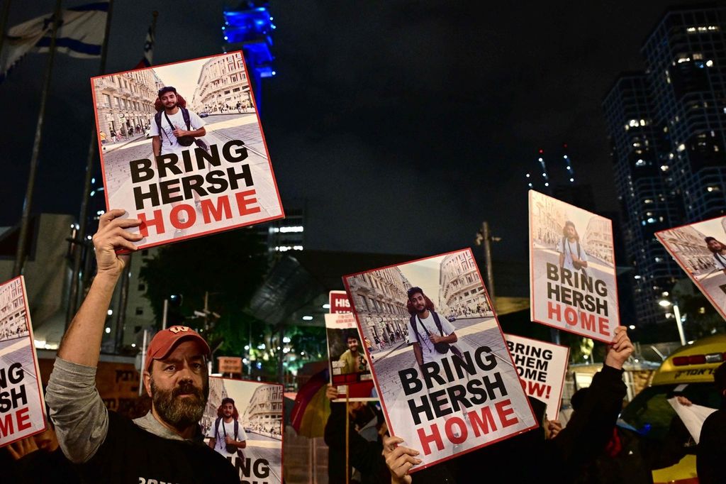 Para pengunjuk rasa mengangkat poster-poster dalam unjuk rasa di Tel Aviv, Israel, Sabtu (23/12/2023), yang digelar oleh para pendukung dan kerabat sandera yang ditawan di Jalur Gaza. 