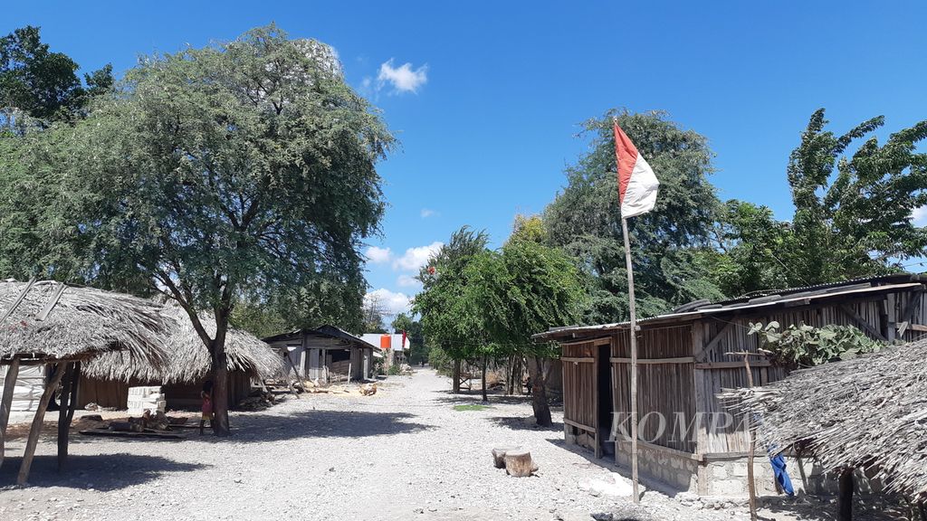Suasana permukiman warga eks Timor Timur di Desa Oebelo, Kabupaten Kupang, Nusa Tenggara Timur, pada Senin (16/8/2021). Semua warga di permukiman itu hidup di bawah garis kemiskinan.
