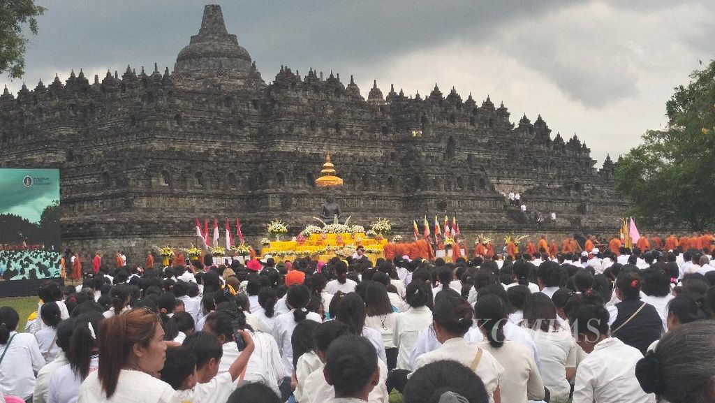 Ribuan umat Buddha menghadiri upacara peringatan Hari Raya Magha Puja di pelataran Candi Borobudur, Kabupaten Magelang, Jawa Tengah, Sabtu (4/3/2023). Banyak doa dilayangkan, termasuk untuk pelaksanaan Pemilu 2024.