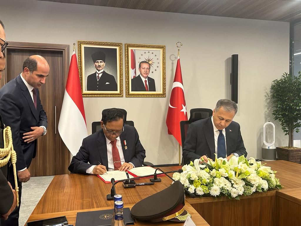 Menteri Koordinator Bidang Politik, Hukum, dan Keamanan Mahfud MD dan Menteri Dalam Negeri Turki Ali Yerlikaya menandatangani perjanjian kerja sama keamanan  antara Indonesia dan Turki  di Ankara, Turki, Rabu (23/8/2023). 