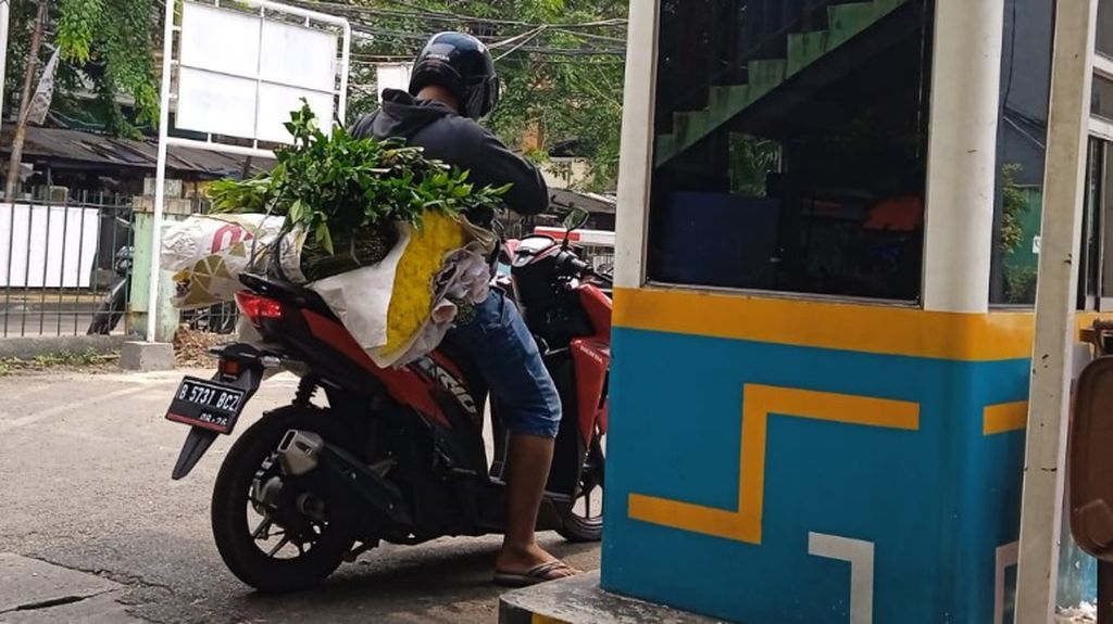 Seorang pembeli mengangkut bunga yang dibeli dari Pasar Bunga Rawa Belong, Jakarta Barat.