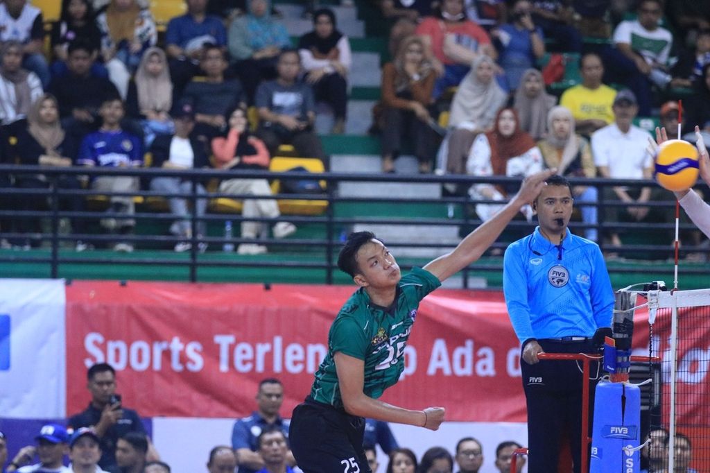 Jakarta Garuda Jaya player, Fauzan Nibras, did a <i>spike</i> when facing Lavani Allo Bank Electric in the opening match of the PLN Mobile Proliga 2024 at GOR Amongrogo, Yogyakarta, Thursday (25/4/2024). Fauzan is one of the young players called up to strengthen the national team in the 2024 AVC Challenge Cup.