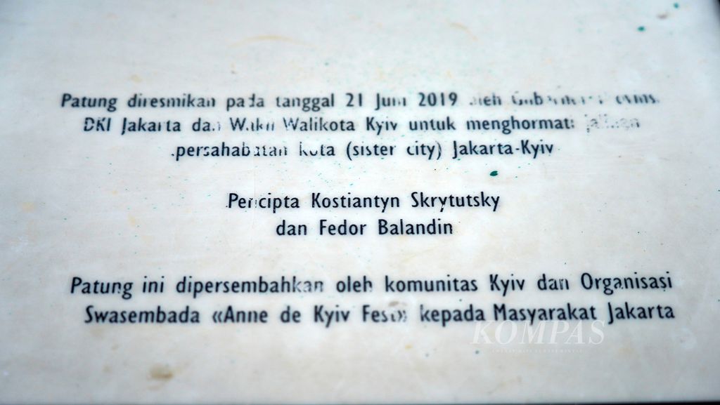 Prasasti keterangan patung Anna De Kiev yang menjadi simbol persahabatan sister city Jakarta-Kiev, Ukraina, di kawasan Taman Cattleya di Kemanggisan, Jakarta Barat, Rabu (9/3/2022). 