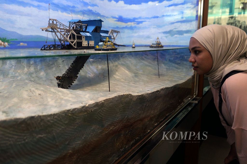 An example of tin mining practices in the sea can be seen at the Tin Museum in Pangkal Pinang City, Bangka Island, Bangka Belitung Province, on Saturday (27/4/2024). If managed in accordance with applicable regulations, tin mining is believed to be able to provide significant benefits to the community and maintain the balance of nature for the development of other sectors, such as agriculture, plantations, marine, and tourism.