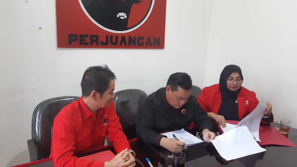 The incumbent pair of Regent and Vice Regent of East Kotawaringin, Halikinnor and Irawati (center-right), have re-registered at the local PDI-P chapter in East Kotawaringin, Central Kalimantan, on Thursday (May 9th, 2024).