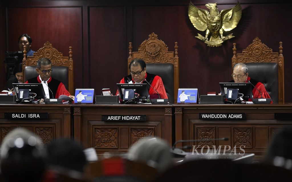 Hakim Mahkamah Konstitusi Arief Hidayat (tengah), didampingi hakim konstitusi Saldi Isra dan hakim konstitusi Wahiduddin Adams (kiri ke kanan), memimpin sidang pendahuluan permohonan uji formil atas UU Nomor 19 Tahun 2019 tentang Komisi Pemberantasan Korupsi di Mahkamah Konstitusi, Jakarta, Senin (9/12/2019).