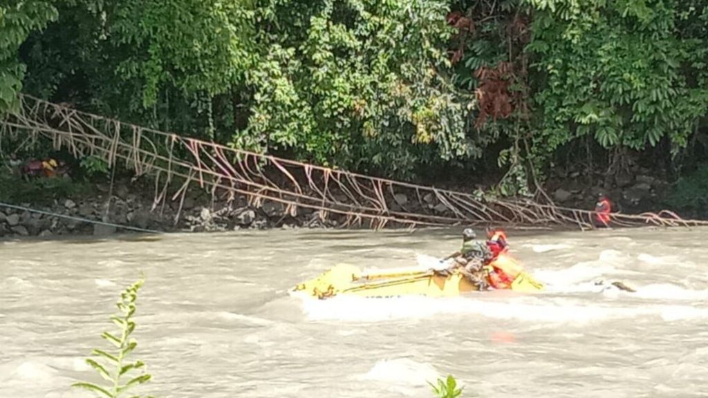 Pencarian empat aparat keamanan yang tenggelam Sungai Digul, Distrik Iwur, Kabupaten Pegunungan Bintang, Papua Pegunungan, Papua, Sabtu (28/1/2023).