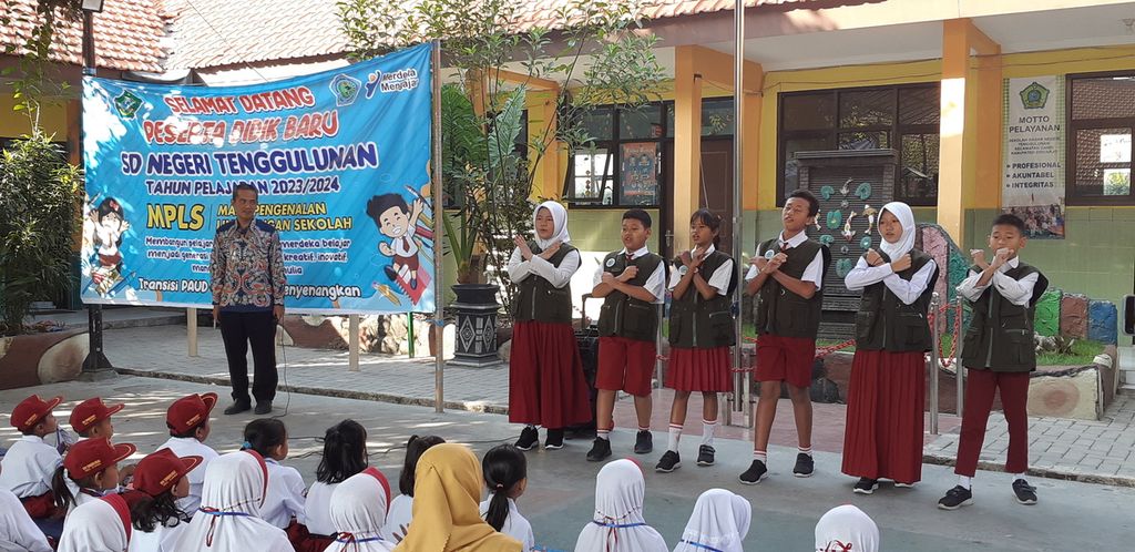 Tim Satgas Antibullyng Sekolah Dasar Negeri Tenggulunan, Kabupaten Sidoarjo, Jawa Timur, melakukan sosialisasi kepada siswa baru, Selasa (18/7/2023). Pencegahan perundungan menjadi salah satu materi yang diberikan pada masa pengenalan lingkungan sekolah di sekolah tersebut. 