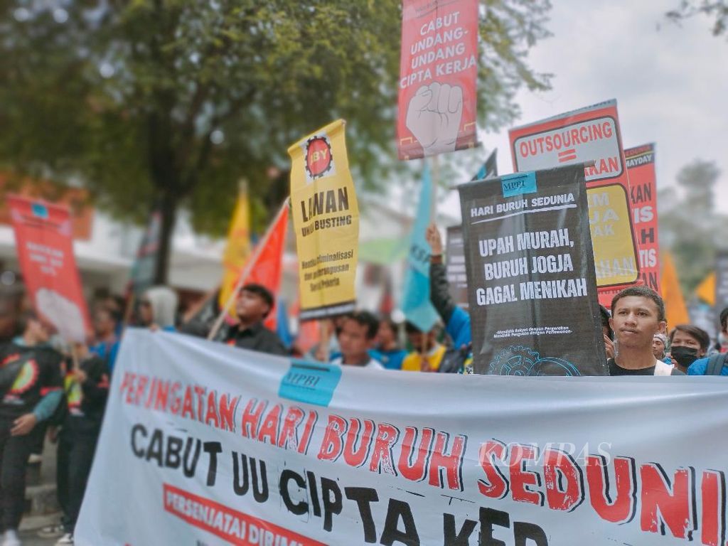Various demands were voiced by workers along the streets in the Malioboro area, Yogyakarta City, Yogyakarta Special Region on Wednesday (1/5/2024). In this action, regional minimum wages became an urgent matter to be heard and revised by the government.