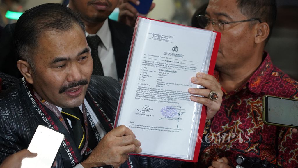 Kuasa hukum keluarga almarhum Brigadir Nofriansyah Josua Hutabarat, Kamaruddin Simanjuntak (kiri), di Bareskrim Mabes Polri, Jakarta, Senin (18/7/2022). 
