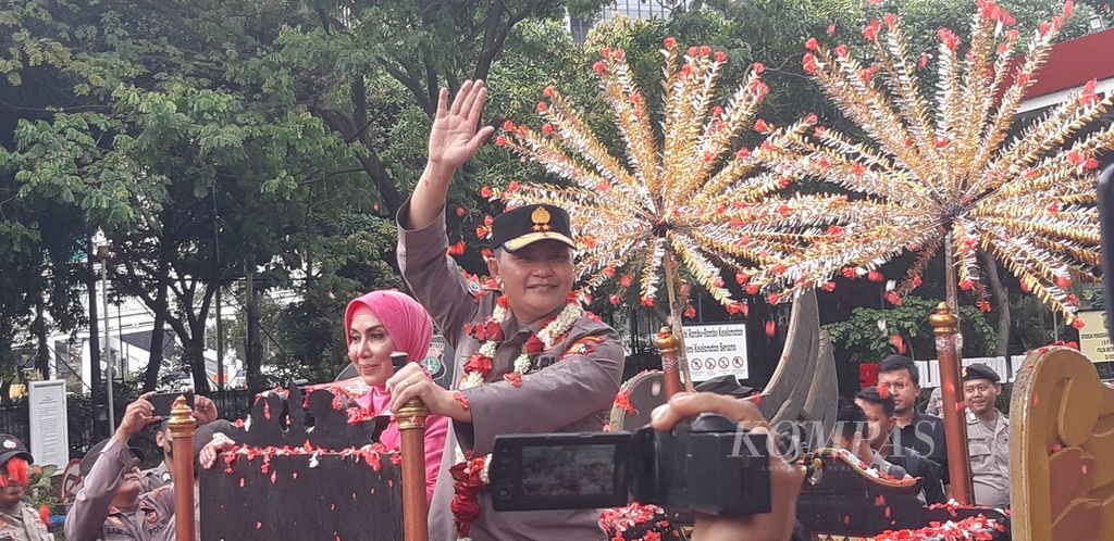 Inspektur Jenderal M Fadil Imran melambaikan tangan saat diarak dalam pawai perpisahannya sebagai Kapolda Metro Jaya, di Jakarta, Senin (3/4/2023).