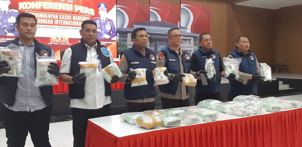 Kapolda Jatim Inspektur Jenderal Imam Sugianto merilis narkoba jenis sabu seberat 30 kilogram di Polresta Sidoarjo, Jumat (16/8/2024). 