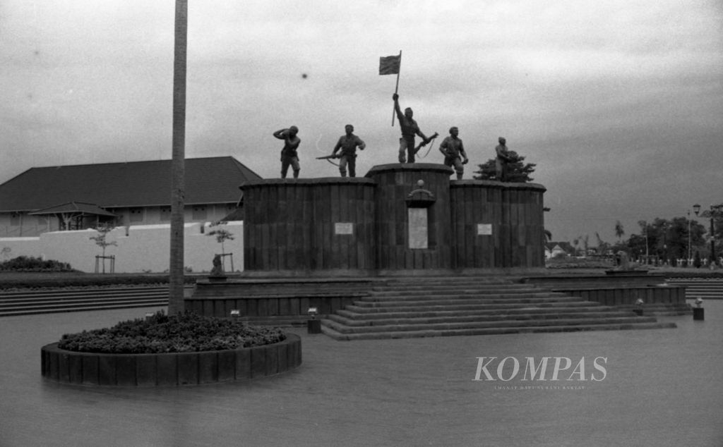 Monumen Serangan Umum 1 Maret berada di area sekitar Museum Benteng Vredeburg yaitu tepat di depan Kantor Pos Besar Yogyakarta, (23/2/1989). Monumen ini dibangun untuk memperingati serangan tentara Indonesia terhadap Belanda pada tanggal 1 Maret 1949.