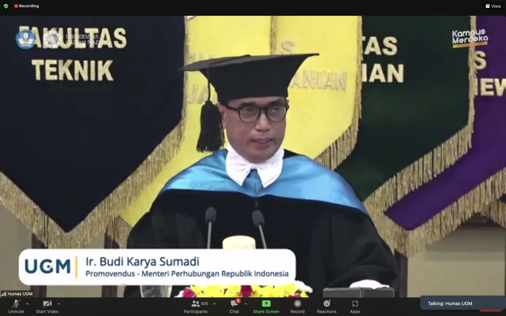 Menteri Perhubungan Budi Karya Sumadi menyampaikan orasi ilmiah di Yogyakarta, Senin (23/5/2022). Ia dikukuhkan menjadi doktor kehormatan atau honoris causa oleh Universitas Gadjah Mada. 