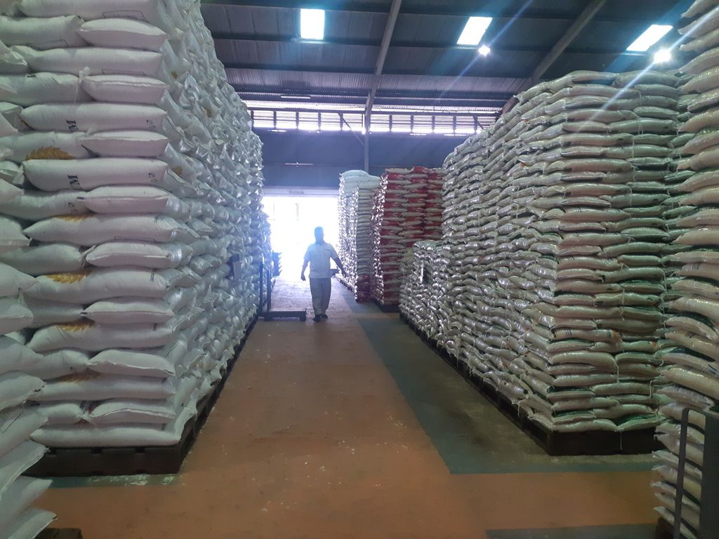 Petugas dari Perum Bulog Kantor Wilayah Sumsel Babel memeriksa tumpukan beras di Gudang Bulog yang ada di Palembang, Sumatera Selatan, Selasa (4/4/2023). Pada 2023, Bulog menyalurkan sebanyak 6.171 ton beras kepada 617.121 keluarga penerima bantuan pangan di kawasan Sumatera Selatan dan Bangka Belitung.