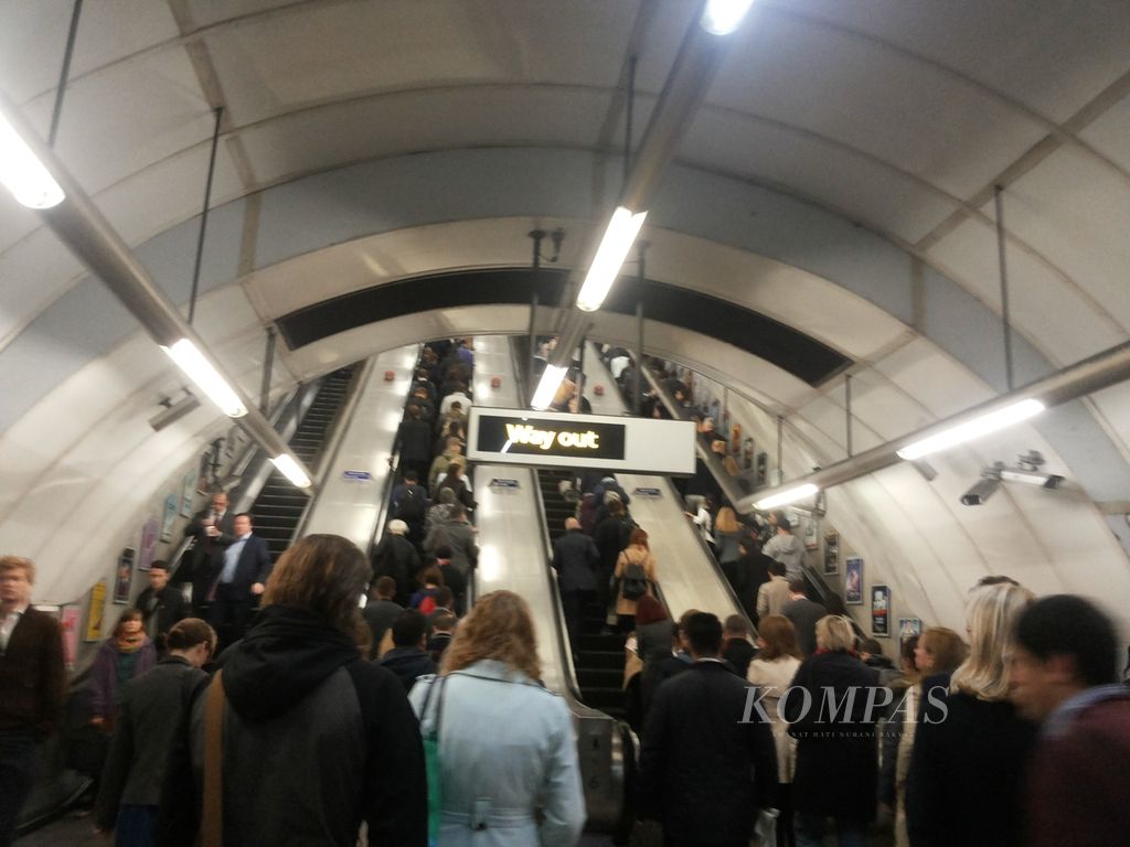 Keramaian di salah satu stasiun kereta komuter bawah tanah atau ”tube” di London, Inggris, September 2015. 