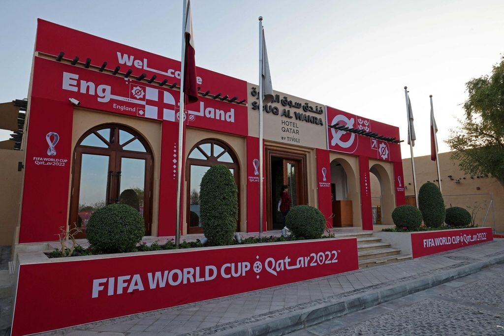 Suasana di depan Hotel Souq al-Wakra yang menjadi markas tim nasional Inggris selama ajang Piala Dunia di Doha, Qatar, Kamis (3/11/2022). Timnas Inggris menghadapi tantangan berat di Qatar untuk menembus babak 8 besar.