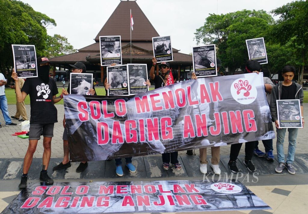 Para aktivis peduli satwa yang tergabung dalam koalisi Dog Meat Free Indonesia menyerukan penghentian perdagangan daging anjing di depan Balai Kota Surakarta, Jawa Tengah, 25 April 2019.
