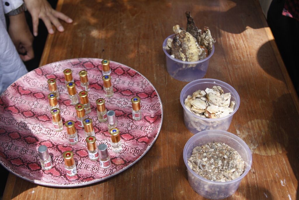 Contoh varian parfum yang bahan dasarnya terbuat dari minyak atsiri kemenyan ditampailkan dalam Media Visit (2/5/2019) di di Kawasan Hutan Dengan Tujuan Khusus (KHDTK) Aek Nauli di Simalungun, Sumatera Utara.