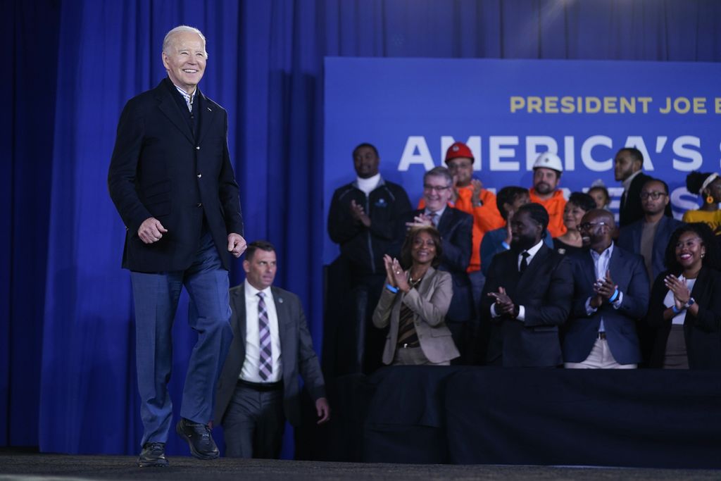 Presiden Amerika Serikat Joe Biden dalam kampanye di Kadin Wisconsin pada Desember 2023. Mayoritas responden berbagai jajak pendapat tidak puas kinerja ekonomi Biden.