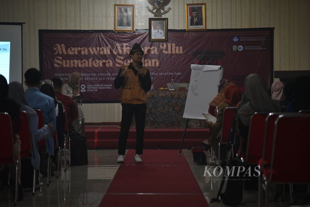 Penggiat aksara Ulu sekaligus pendiri Perkumpulan Pecinta Aksara Ulu, Nuzulur Ramadhona, memberikan materi dalam <i>workshop</i> ”Merawat Aksara Ulu Sumatera Selatan” di Perpustakaan Daerah Sumsel, Palembang, Selasa (31/10/2023). 