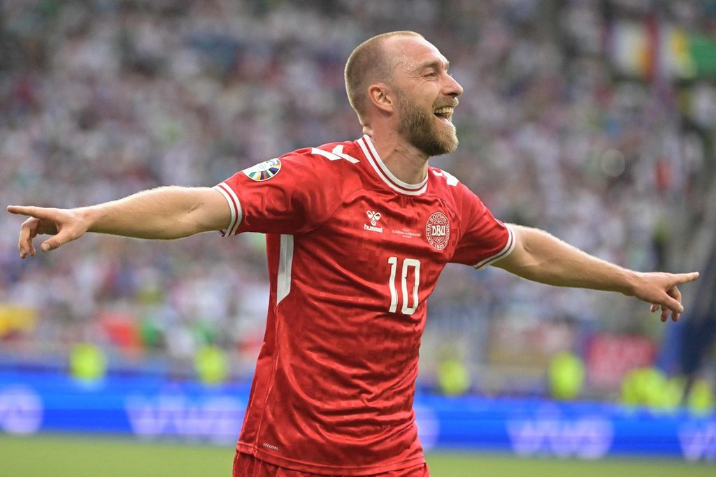 Gelandang serang Denmark, Christian Eriksen, merayakan gol pertama yang dicetaknya dalam laga kontra Slovenia di Stadion Mercedes-Benz Arena, Minggu (16/6/2024). Denmark bermain imbang 1-1 dengan Slovenia dalam laga ini.