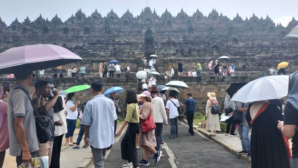 Ramainya kunjungan wisatawan ke Candi Borobudur, Minggu (23/4/2023). Sebagian besar wisatawan yang datang dalam masa libur Lebaran adalah rombongan keluarga, yang datang dari berbagai kota.