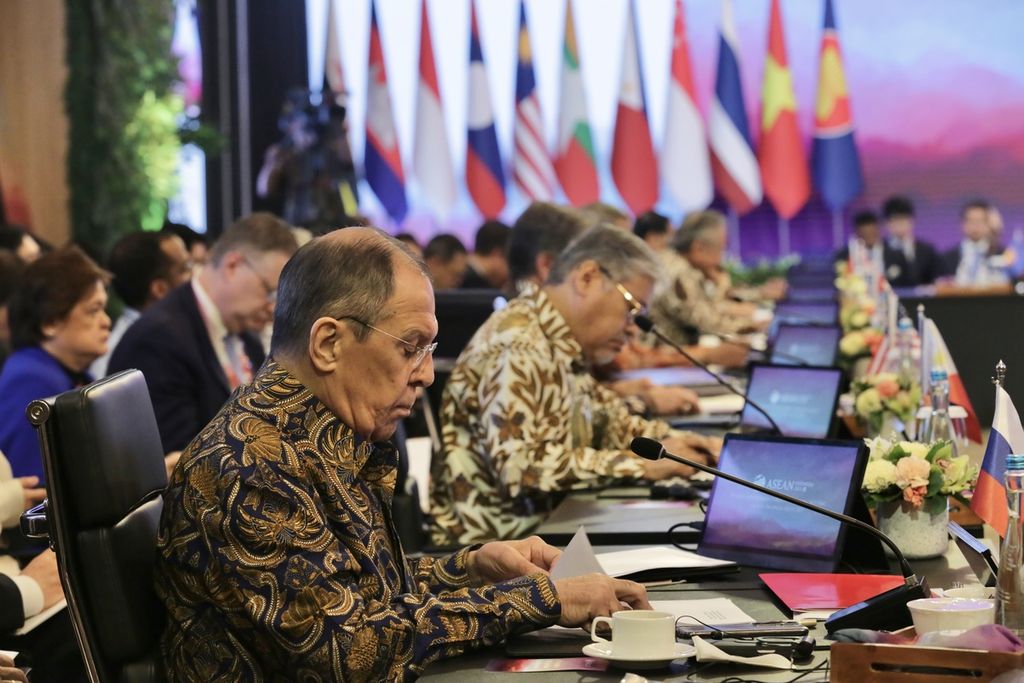 Menteri Luar Negeri Rusia Sergey Lavrov menghadiri East Asian Summit dalam rangkaian Pertemuan Menteri Luar Negeri ASEAN, Jumat (14/7/2023), di Jakarta.