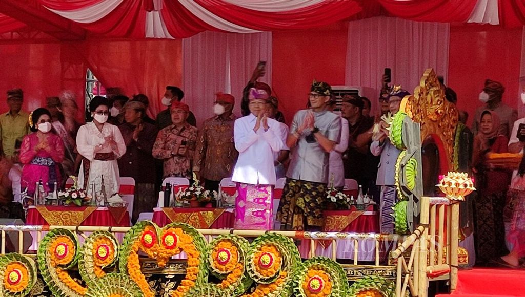 Menteri Dalam Negeri Muhammad Tito Karnavian (kanan) seusai memukul gong sebagai tanda pelepasan rangkaian <i>peed aya</i> (pawai), yang mengawali kegiatan Pesta Kesenian Bali (PKB) Ke-44, di depan Monumen Perjuangan Rakyat Bali Bajra Sandhi, Kota Denpasar, Minggu (12/6/2022).