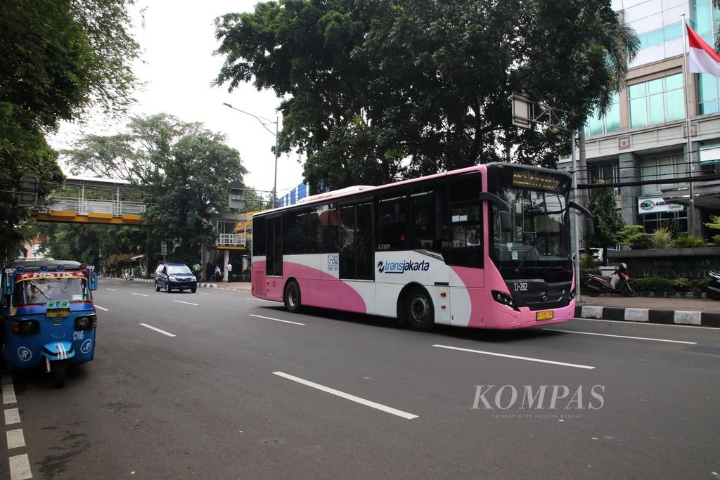 Bus pink Transjakarta yang dikhususkan untuk penumpang perempuan kembali dioperasikan PT Transportasi Jakarta, seperti terlihat di Pasar Baru, Jakarta, Senin (25/7/2022). Kembali beroperasi bus ini diharapkan bisa menghadirkan layanan yang aman dan nyaman, khususnya bagi penumpang perempuan. Saat ini bus pink baru melayani rute Pasar Baru-Kali Deres. Bus khusus perempuan ini sebelumnya pernah dioperasikan pada 2016 lalu.