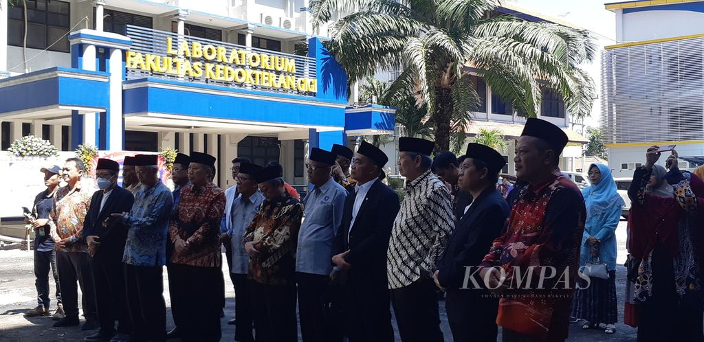 Ketua Umum Pimpinan Pusat Muhammadiyah Haedar Nashir saat meresmikan Gedung Fakultas Kedokteran Gigi Universitas Muhammadiyah Sidoarjo, Minggu (21/5/2023). Acara juga dihadiri Menteri PMK Muhadjir Effendi.