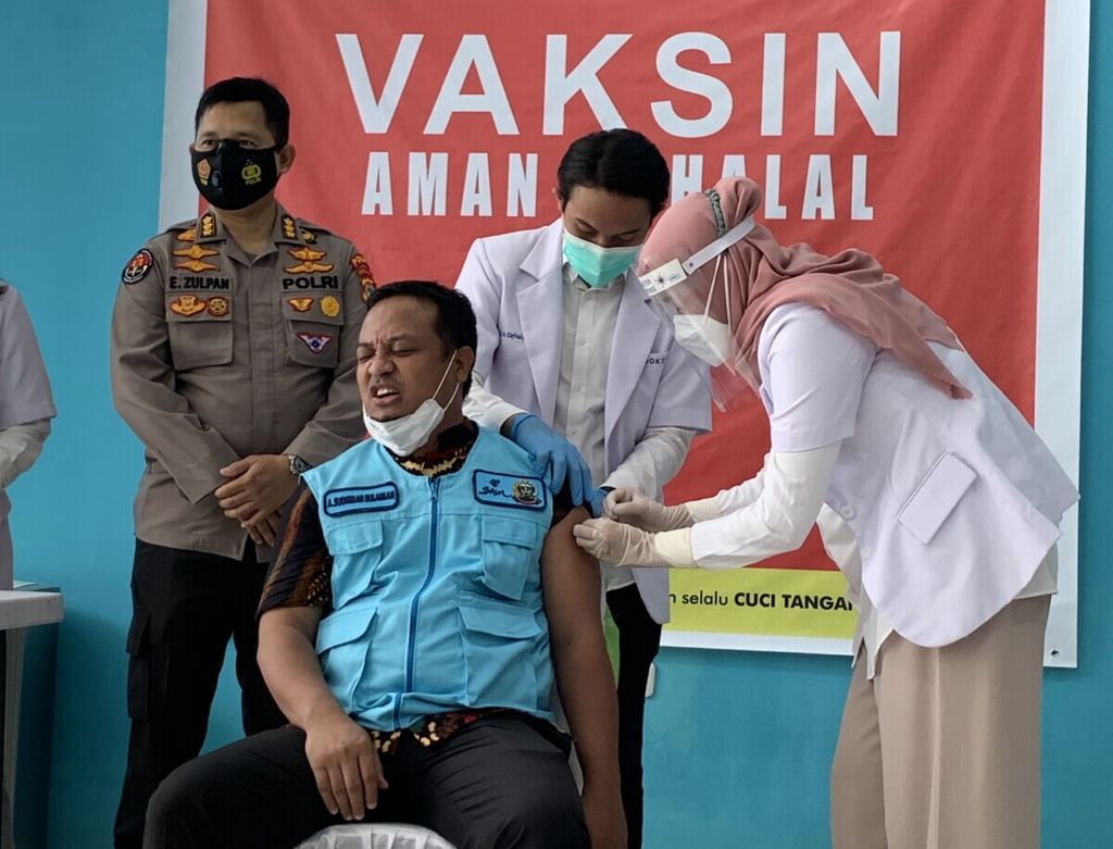 Wakil Gubernur Sulawesi Selatan A Sudirman Sulaiman mendapatkan vaksinasi dosis 1 pada Januari 2021 lalu. Saat ini Pemprov Sulsel mengebut vaksinasi terutama kelompok lansia dan anak.