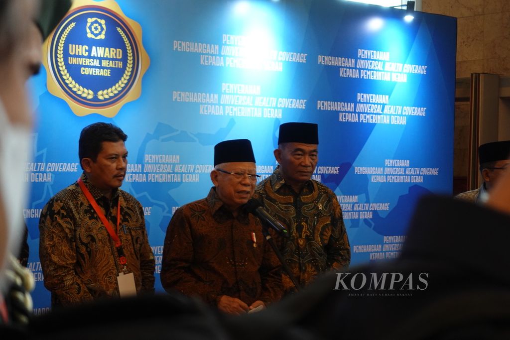 Wakil Presiden Ma’ruf Amin saat menyampaikan keterangan pers seusai acara Penyerahan Penghargaan Universal Health Coverage (UHC) kepada Pemerintah Daerah di Jakarta, Selasa (14/3/2023).