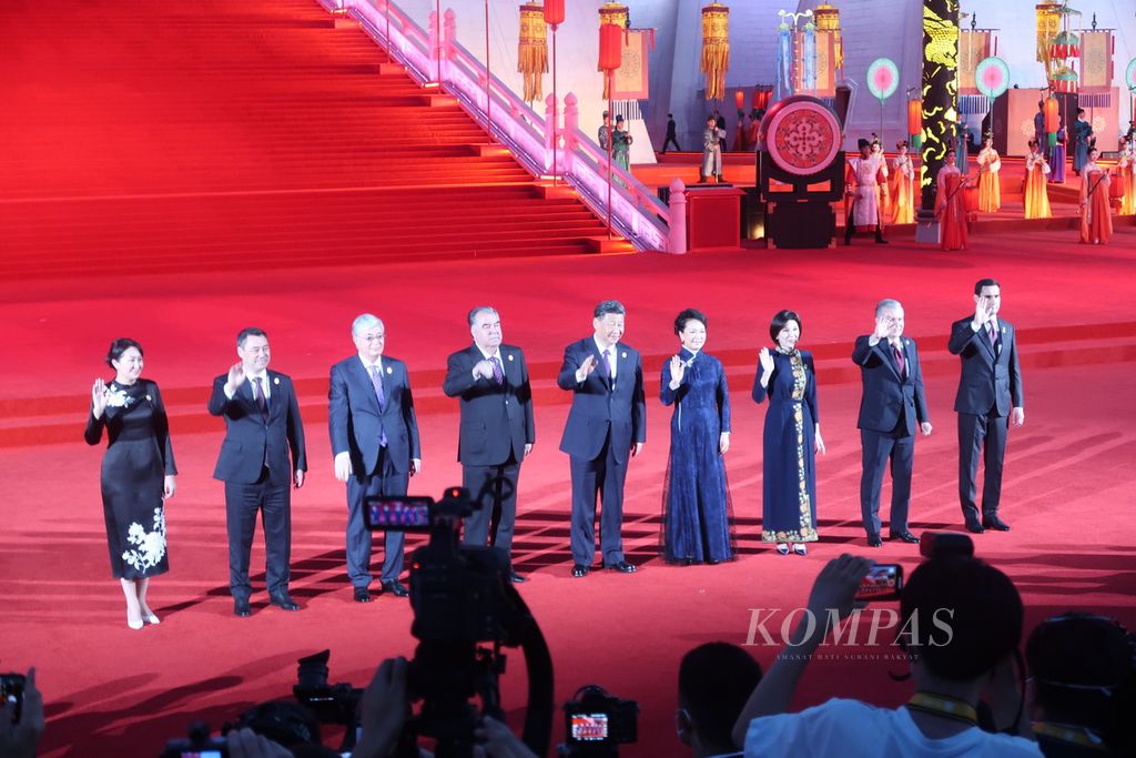 Presiden China Xi Jinping dan istrinya, Peng Liyuan, menyambut pemimpin lima negara Asia Tengah yang menghadiri KTT China-Asia Tengah di Xi’an, Shaanxi, Kamis (18/5/2023). Lima negara tersebut adalah Kazakhstan, Kirgizstan, Tajikistan, Turkmenistan, dan Uzbekistan.