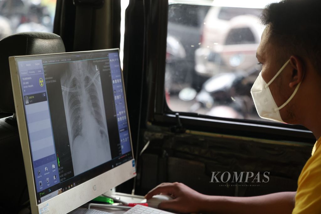 Petugas mengoperasikan alat rontgen dada di dalam mobil Mobile Xray pada kegiatan penjaringan tuberkulosis (TBC) secara aktif di Pasar Beringharjo, Yogyakarta, Rabu (14/12/2022). 